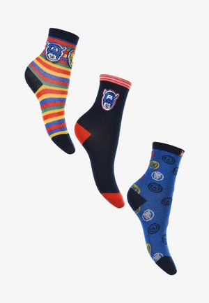 Tre paia di calze: una con righe multicolori, una marina con un logo di personaggio, una blu con motivi grafici di supereroi.