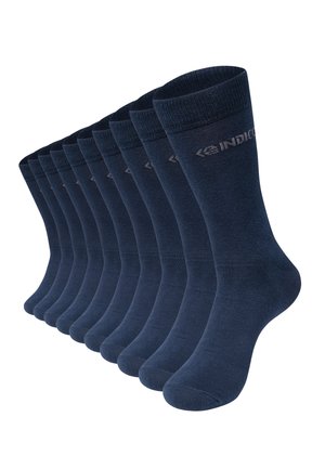 Acht Paar marineblaue Sportsocken in einer Reihe mit einem dezenten Markenlogo nahe dem oberen Bündchen.