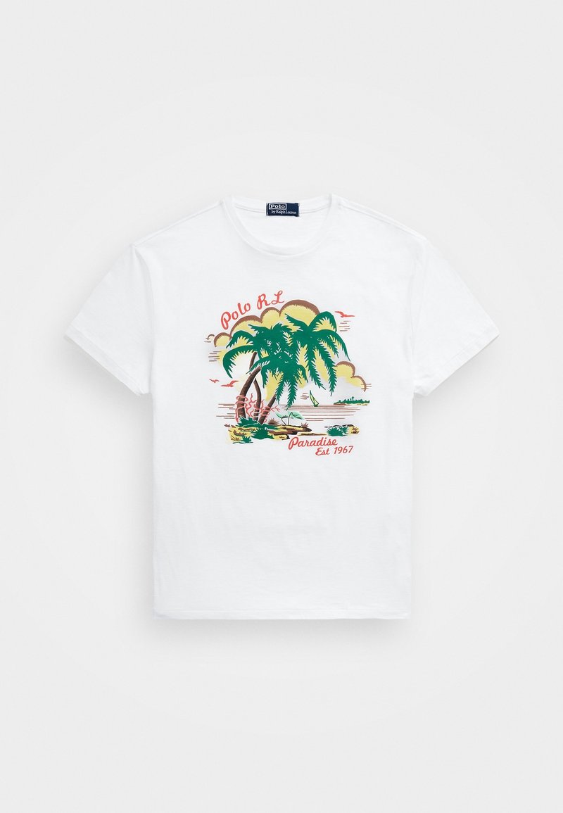Vit bomullströja med färggrafik av palmträd och strandscen, med texten "Polo RL Paradise Est 1967" i röd färg. Kortärmad, rund hals.