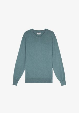 Suéter de hombre en color verde azulado con cuello en V y mangas largas, con puños y dobladillo acanalados, exhibido plano sobre un fondo blanco.