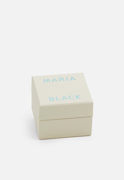 Ruudu kujuline kreemikas kast, mille peal on türkiissinine kiri "MARIA BLACK". Sile tekstuur, kaanega suletud.