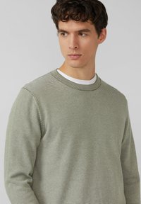 Groen gestreepte trui van breisel met een ronde hals en lange mouwen, voorzien van getextureerde geribbelde randen en een klassieke pasvorm.