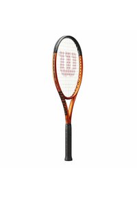Tennisspaak met een oranje frame en zwarte accenten, voorzien van een witte snarenbed, cirkelvormige hoofdvorm en een gestructureerde zwarte grip.