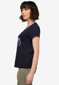 Námornícky bavlněný tričko s výstřihem do V, krátkými rukávy a světle modrou grafikou na přední straně. Rovný střih, měkká textura.