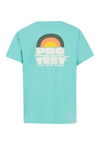 Tyrkysové bavlněné tričko s krátkým rukávem, na kterém je na zadní straně mnohobarevná retro grafika slunce a text "PRO TEST SUN SEA SURF".