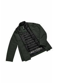 Herenjacket met een duurzame donkergroene buitenlaag, een zwarte gevoerde binnenkant en een groot logoafdruk langs de zoom. Winddicht ontwerp.