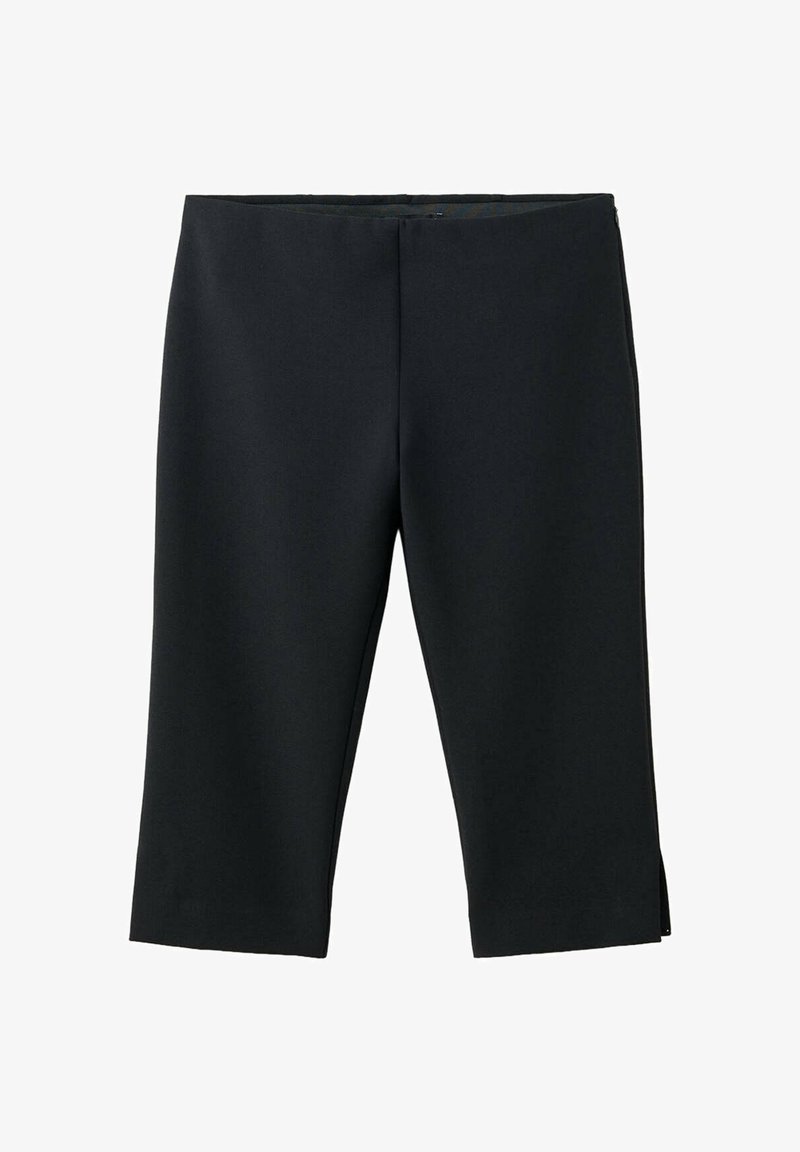Shorts noirs slim fit longueur genou avec un design épuré et simple, sans poches visibles ni ornements.