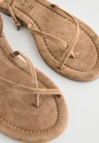 Next FOREVER COMFORT - T-pántos szandálok - tan brown suede