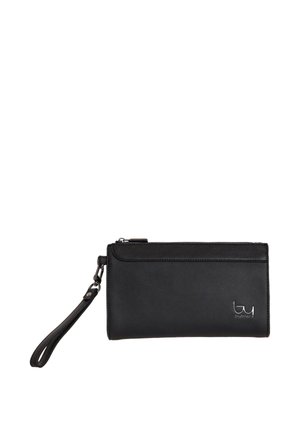 Pochette da polso in pelle nera con chiusura a zip e tracolla staccabile, con un piccolo logo metallico sul davanti.