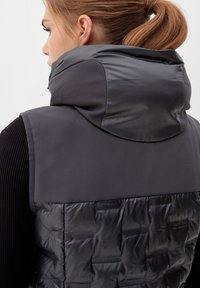 s.Oliver LONG MIT STEPPUNG - Weste - black