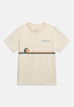 Krémovo biele tričko s krátkym rukávom s logom Patagonia na ľavej strane hrudníka a retro vlnovým dizajnom s oranžovými, krémovými a modrými pruhmi cez prednú časť.