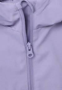 Giacca zip-up viola chiaro con una texture liscia e una cerniera frontale. Presenta un cappuccio e cuciture decorate lungo le giunture.