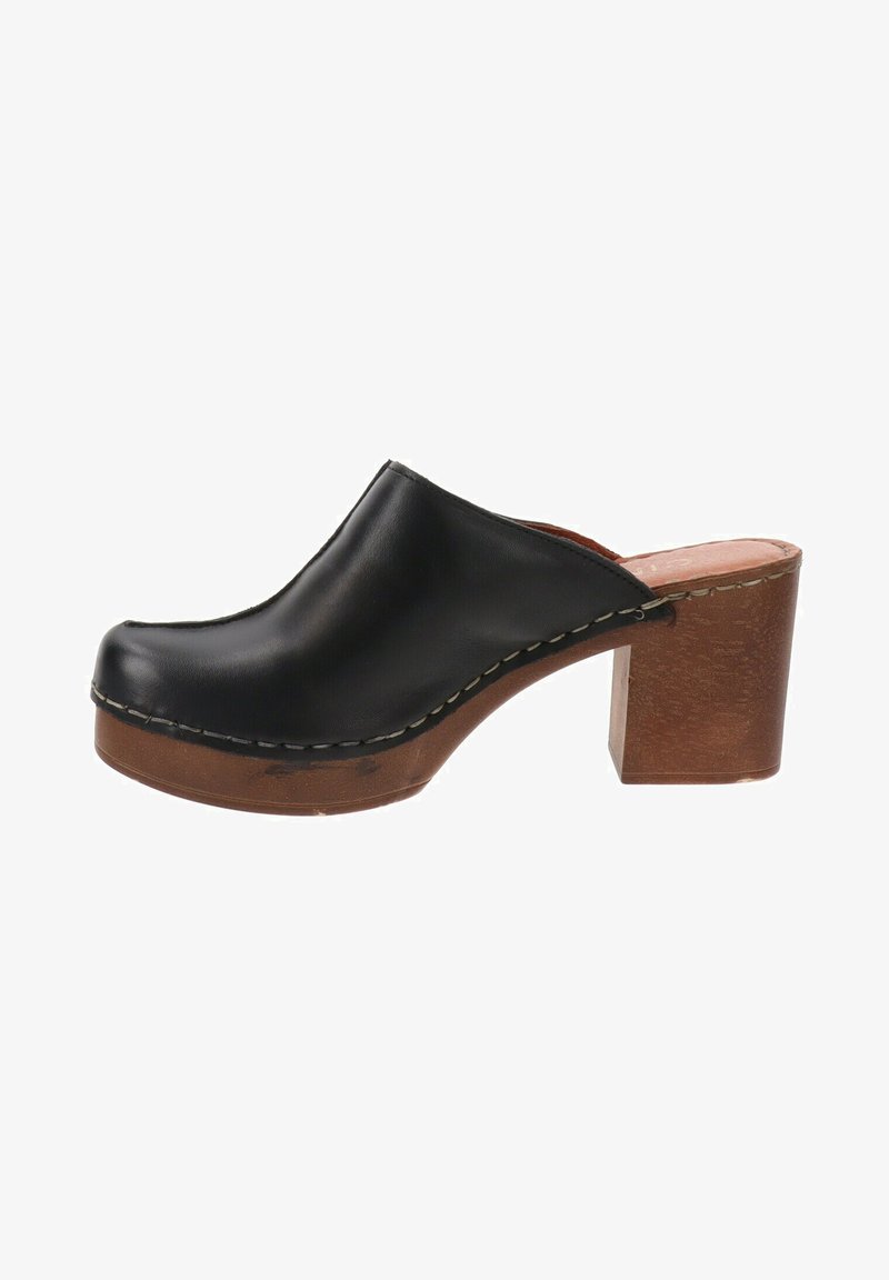 Zoccolo in pelle nera con punta arrotondata, piattaforma in legno e tacco a blocco. Presenta cuciture lungo la parte superiore e una suola marrone texturizzata.