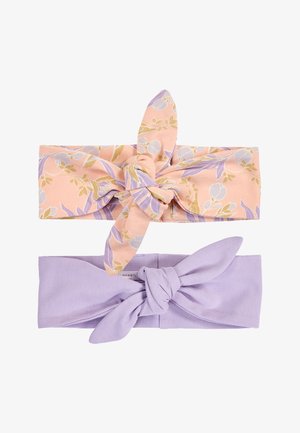 Deux bandeaux en tissu avec des noeuds devant ; un pêche à motif floral, un unicolore lavande.