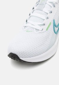 Nike Performance DOWNSHIFTER 13 - Løpesko for vei - white, blue