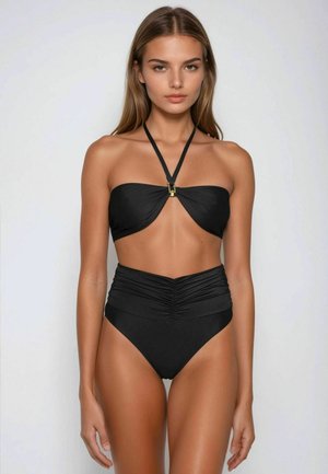 Bikini nero con top bandeau e chiusura centrale, pantaloni a vita alta con texture arricciata e materiale liscio in tutta la superficie.