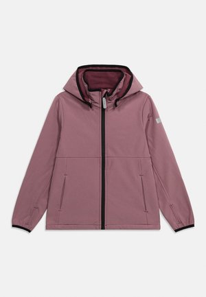 Απαλό μωβ μπουφάν softshell με κουκούλα, μαύρο φερμουάρ, εσωτερική επένδυση φλις και πλαϊνές τσέπες, σχεδιασμένο για εξωτερική χρήση.