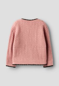 Różowy sweter dzianinowy z teksturowanym wzorem w warkocze, czarne ściągacze przy mankietach i dolnej części, okrągły dekolt i luźny krój.