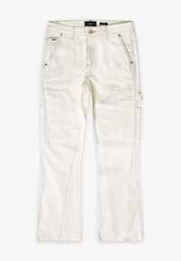 Pantalons en denim blanc à coupe droite, dotés de plusieurs poches et de coutures contrastées. Le tissu semble robuste avec une texture lisse.