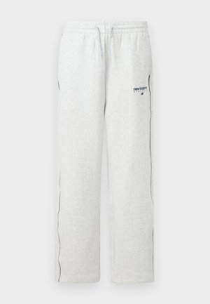 Αθλητικές φόρμες New Balance σε ανοιχτό γκρι με ελαστική μέση και σκούρες ρίγες κατά μήκος των εξωτερικών πλευρών των ποδιών.