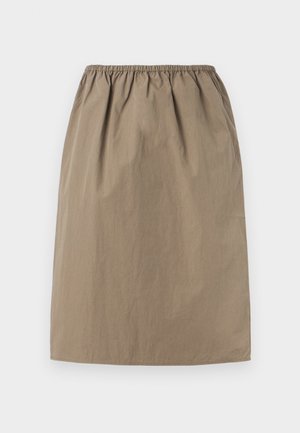 Bēšas krāsas ceļgalu garuma svārki ar elastīgu jostu un taisnu apakšu, izgatavoti no viegla auduma.