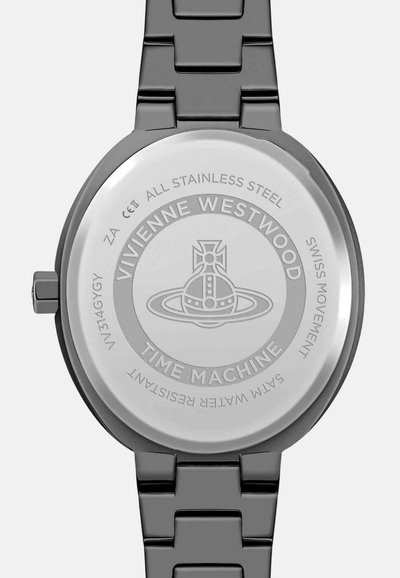 Dos de montre en acier inoxydable avec logo gravé, "VIVIENNE WESTWOOD," et "TIME MACHINE." Résistant à l'eau jusqu'à 5 ATM, mouvement suisse.