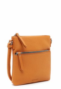 Oranžová kožená crossbody taška s texturovaným povrchem, obsahující přední kapsu na zip a nastavitelný popruh. Kompaktní a obdélníkový tvar.