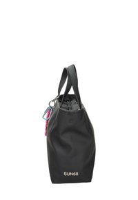 Musta nahkainen olkalaukku, jossa on kaksi kahvaa, vetoketjukiinnitys ja avainketjuvarusteet vaaleanpunaisena ja sinisenä. Etupuolella on kohokuviotettu teksti "SUN68".