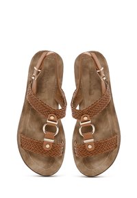 Sandalias trenzadas marrones con dos correas, una de las cuales cuenta con un anillo de metal, plantilla suave tipo ante y detalles de costura.