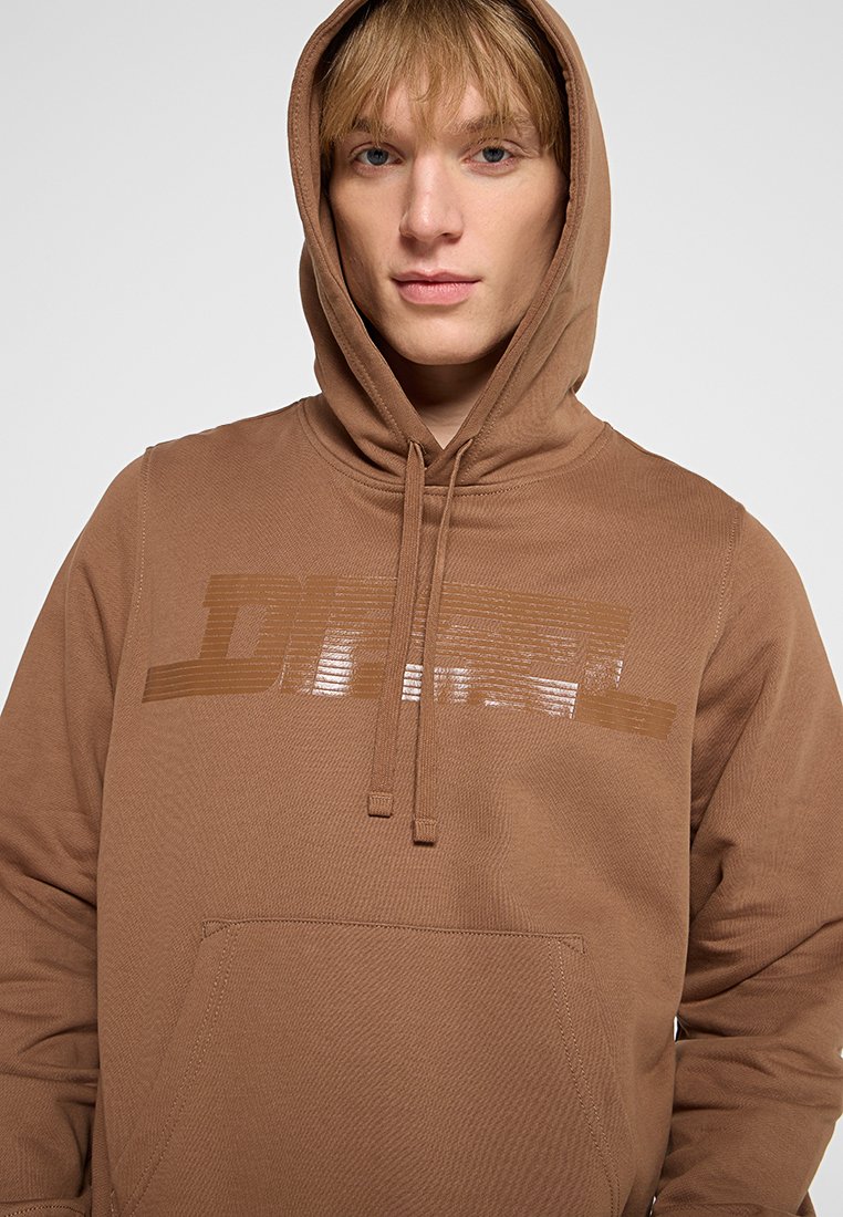 Brązowa bluza z kapturem z dużym, odblaskowym logo z przodu, z kapturem na sznurki i kieszenią kangurką. Materiał ma fakturowane wykończenie.