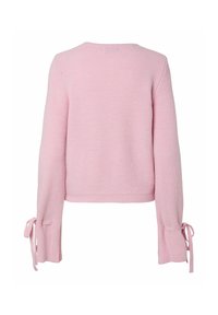 Rozā ribota džemperis ar apaļu kakla izgriezumu un garām piedurknēm, kurām ir saistīti akcenti pie aprocēm. Audums ir mīksts un adīts, nodrošinot komfortu.