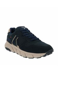 Sneaker nero e marrone con parte superiore in suede e mesh, suola intermedia ammortizzata, punta rotonda, design con lacci e suola in gomma nera.