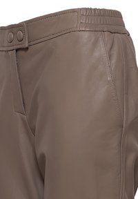 Braune Lederhosen mit einer glatten Textur, seitlichen Taschen und einem elastischen Bund mit Knopf-Details.