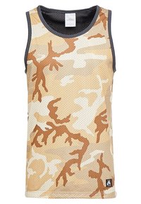 Débardeur en maille tan avec un motif camouflage marron clair, bord noir autour de l'encolure, et un petit logo en bas à droite.