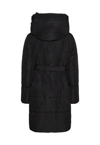 Fekete bélelt kabát kapucnival, öves derékrésszel és steppelt betétekkel, melyek a szigetelést szolgálják. Hosszú ujjakkal és középhosszú fazonnal rendelkezik.