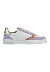 Sneakers albe cu accente din suede violet și portocalie, toc metalic auriu și șireturi albe. Prezintă o talpă din cauciuc texturată și un design sportiv.