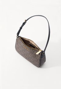 Brązowa torebka wzorzysta z zamkiem błyskawicznym, złotymi akcesoriami i krótkim czarnym uchwytem. Wnętrze jest beżowe o gładkiej fakturze.