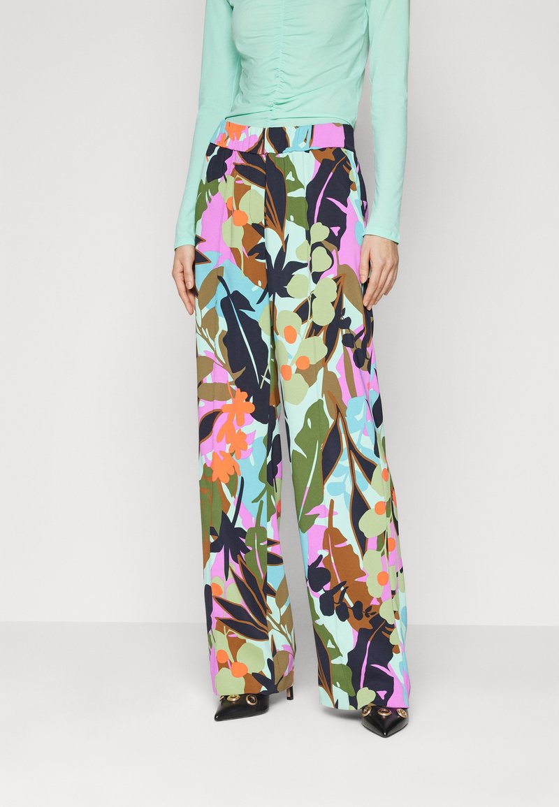 Luźne, wysokie spodnie w kwiaty w żywych kolorach, w tym różowym, zielonym i niebieskim, z szerokimi nogawkami i elastycznym paskiem w talii.