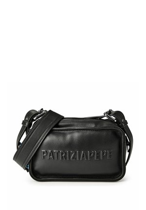 Schwarze rechteckige Lederschultertasche mit verstellbarem Riemen und "PATRIZIAPEPE" auf der Vorderseite geprägt.