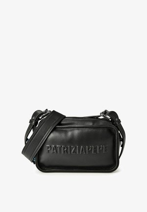 Sac bandoulière rectangulaire en cuir noir avec une sangle réglable et "PATRIZIAPEPE" embossé à l'avant.