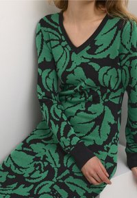 Cream MOLLIA - MOLLIE FIT - Abito in maglia - green leaves print
