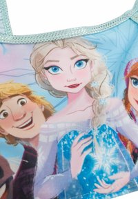 Tessuto azzurro chiaro con personaggi dei "Frozen," con accenti luccicanti, espressioni dettagliate e vivaci motivi ghiacciati sugli abiti.