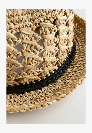Sombrero de paja tejido en tonos naturales, con una banda trenzada negra, forma circular y un diseño de tejido abierto para ventilación.