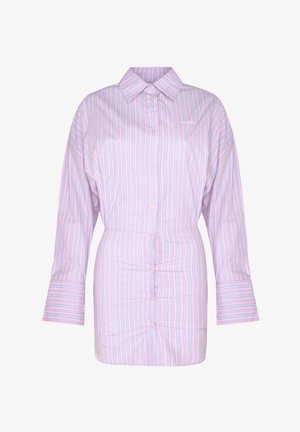 Langärmeliges Hemdblusenkleid mit rosa, blauen und weißen vertikalen Streifen und einem Kragen.