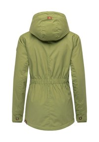 Grön, midjelen jacka med huva, åtdragen midja och knappade manschetter. Slät, matt tyg med en något strukturerad yta.