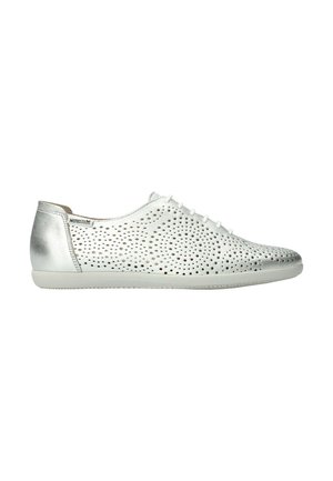 Chaussure blanche en cuir à lacets avec côtés perforés et semelle lisse, présentant un talon argenté métallique et une petite étiquette logo près du talon.