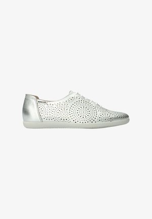 Chaussure blanche en cuir à lacets avec côtés perforés et semelle lisse, présentant un talon argenté métallique et une petite étiquette logo près du talon.