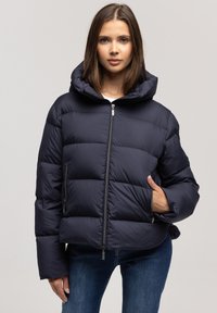 Granatowa kurtka puchowa z zamkiem z przodu i kapturem, charakteryzująca się grubymi pikowanymi sekcjami oraz bocznymi kieszeniami. Wykonana z gładkiego, trwałego materiału.