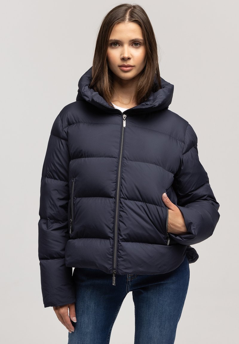 Granatowa kurtka puchowa z zamkiem z przodu i kapturem, charakteryzująca się grubymi pikowanymi sekcjami oraz bocznymi kieszeniami. Wykonana z gładkiego, trwałego materiału.