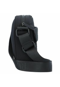 Schwarze Stoff-Crossbody-Tasche mit Reißverschluss, verstellbarem Trageriemen und glatter Oberfläche. Verfügt über ein Logo auf dem Riemen und ein kompaktes Design.